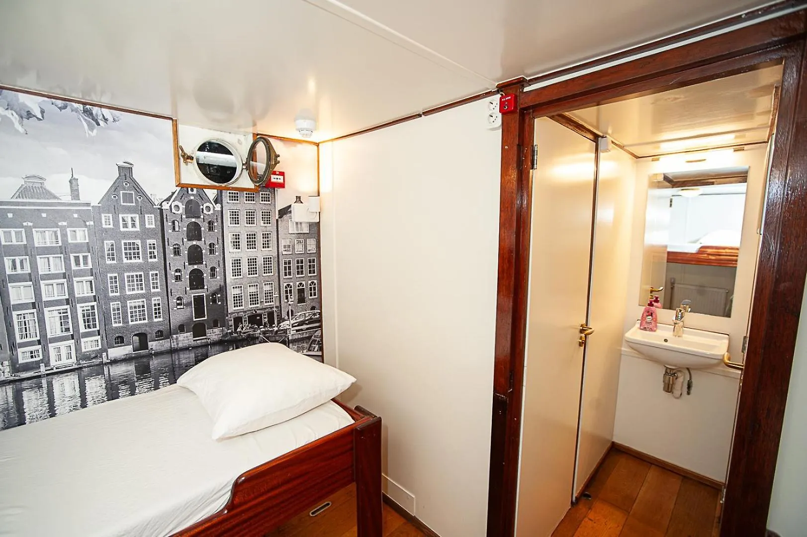 Hotel The Cabin @ Mps Noorderzon Amsterdam
